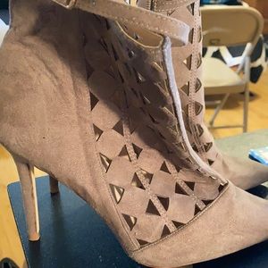 Women shoes hardly worn.